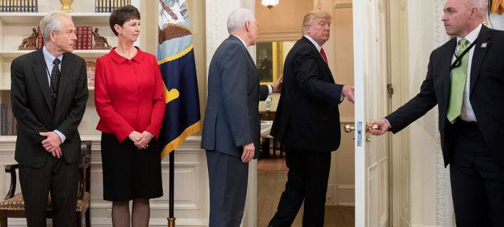 Spiegel: Η ΕΕ ανησυχεί για την πολιτική του Τραμπ -Κίνδυνος για την παγκόσμια οικονομία